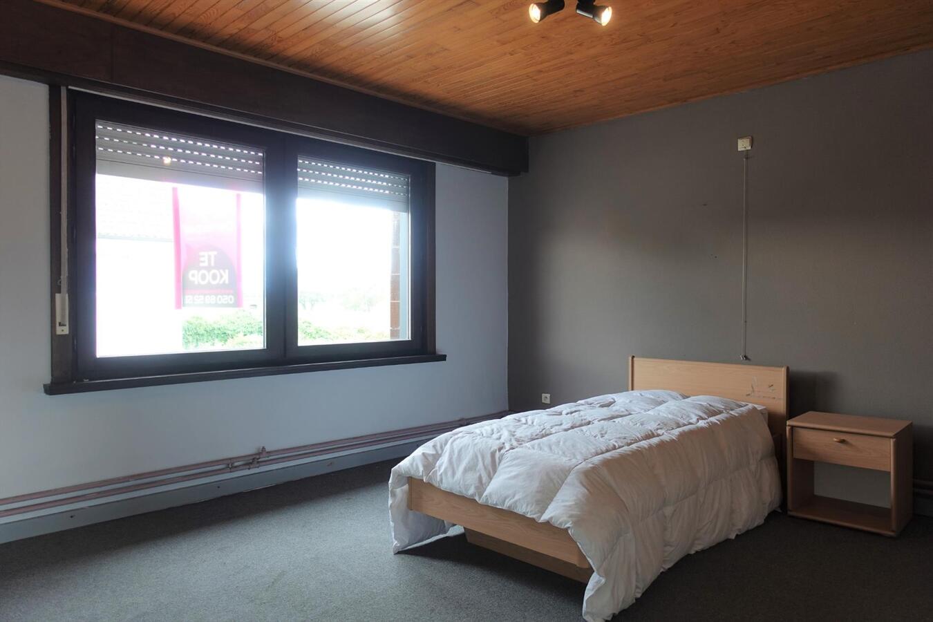 Ruime, op te knappen woning in centrum Zerkegem 