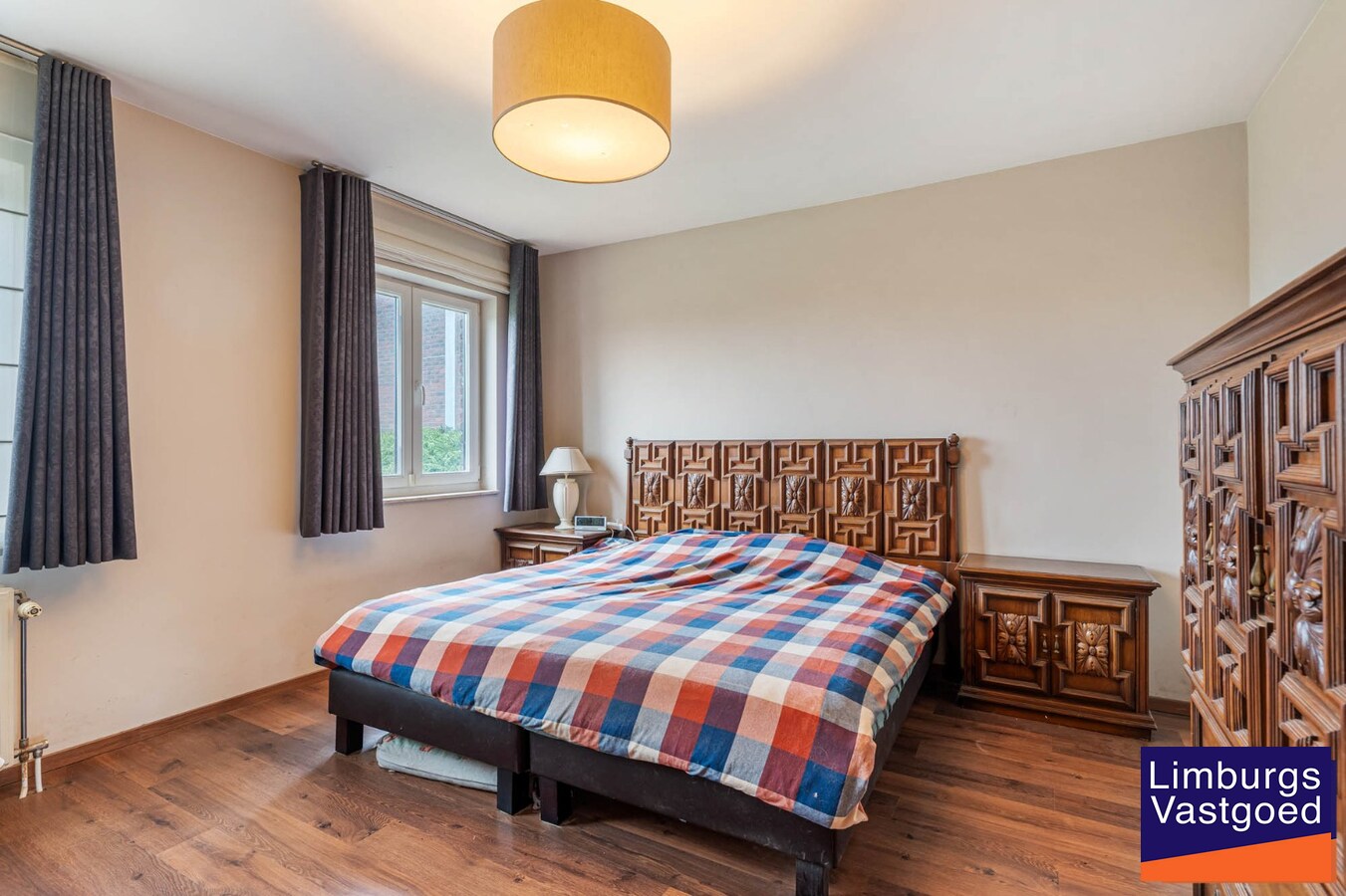 Landelijk gebouwencomplex voor paardenhouderij, op ong. 3ha 50a met stallen, weides/paddock, binnen-en buitenpiste, en woning. 