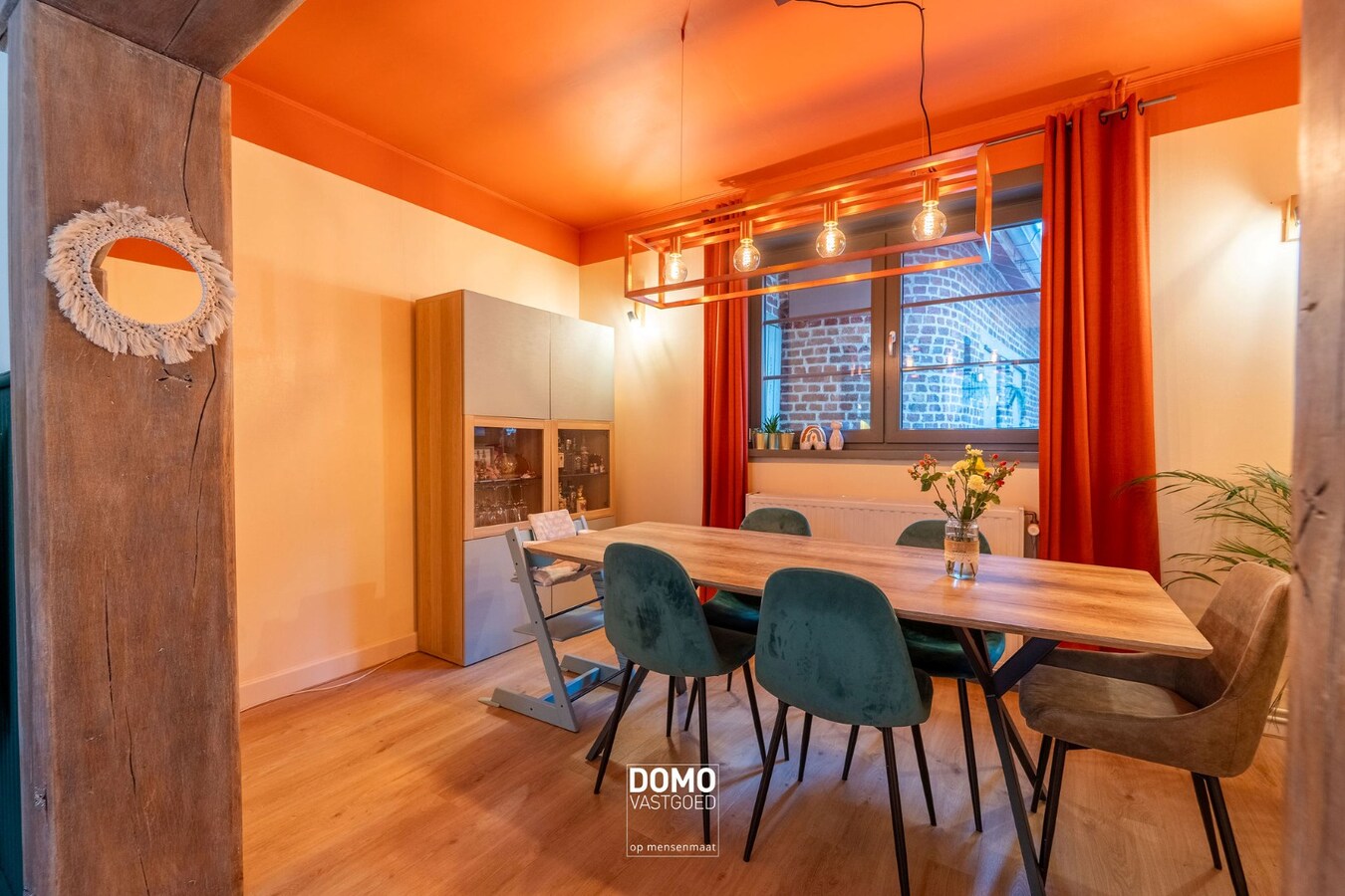 RUIME, INSTAPKLARE EN GERENOVEERDE WONING MET KANTOORGEBOUW INCLUSIEF PARKEERGELEGENHEID, TUIN EN ZWEMBAD TE MIELEN BOVEN AALST (GINGELOM) 