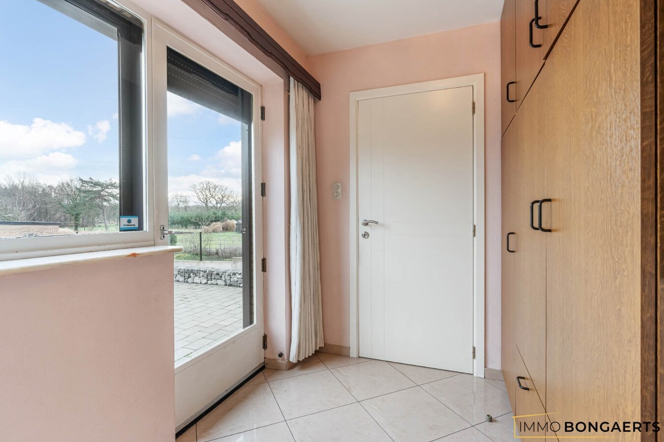 Woning met 3 slaapkamers op ruim perceel 