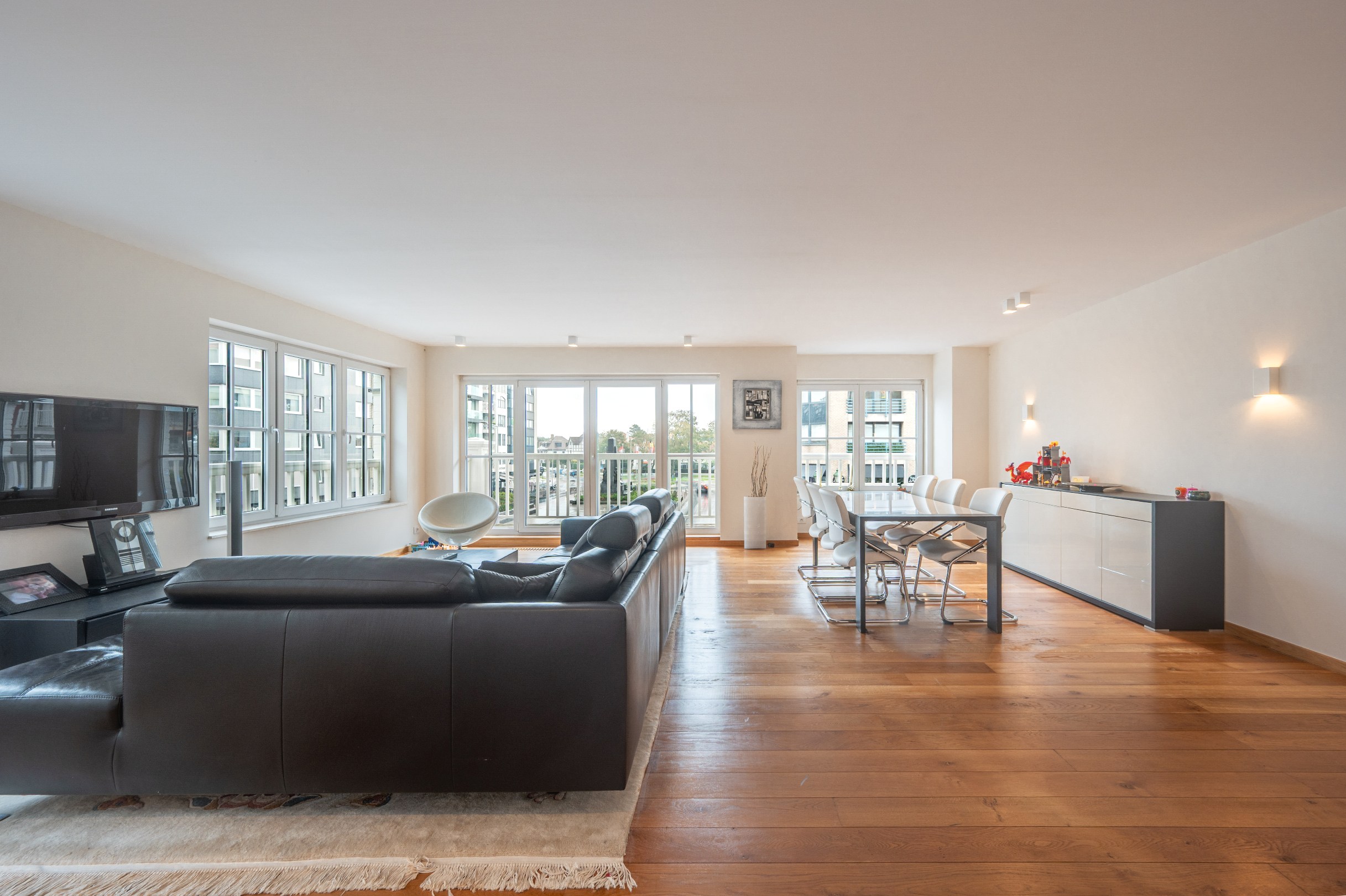 Uitzonderlijk lichtrijk hoekappartement van 150 m² met open zicht op het Burgemeester Frans Desmidtplein – inclusief 2 autostandplaatsen 
