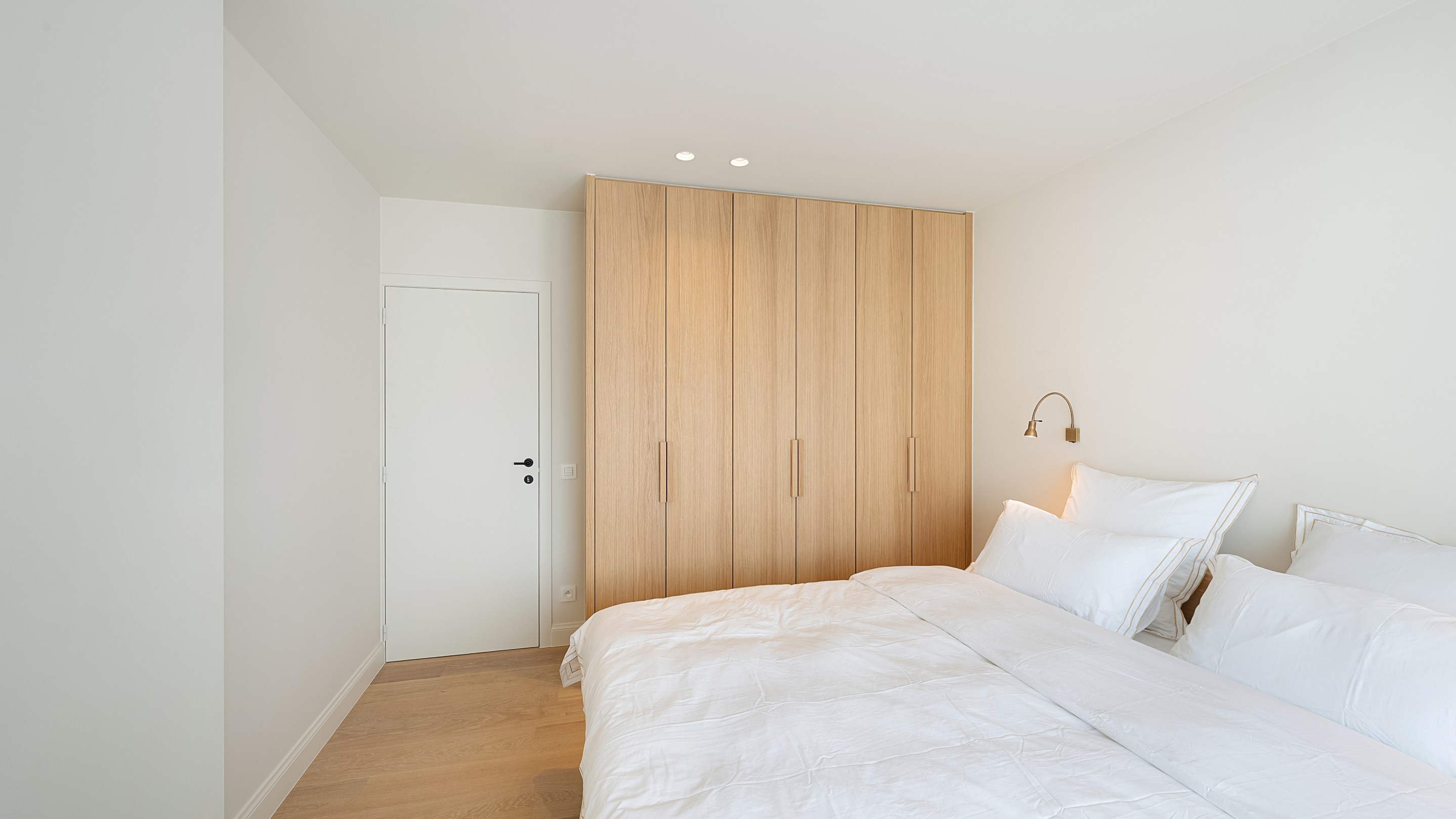 Op een uitmuntende locatie in Duinbergen, op wandelafstand van het strand en de duinen, bevindt zich deze prachtig en hoogwaardig gerenoveerde koppelvilla. 