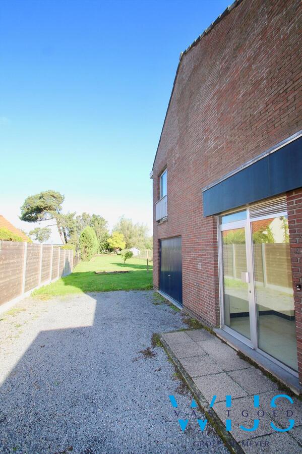 Vlot te renoveren woonhuis op een ruim perceel van 1130 vierkante meter te OOSTEEKLO ! 