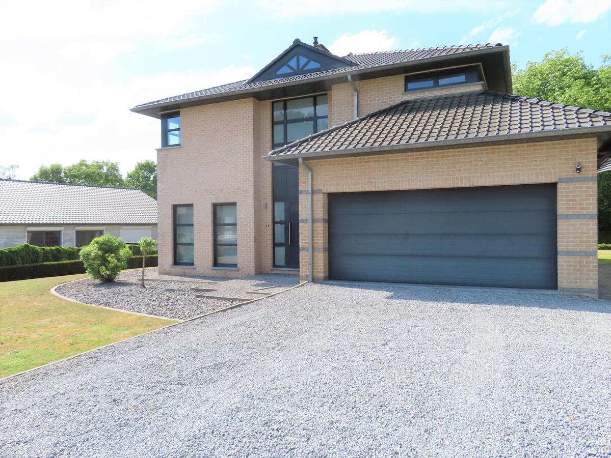 Prachtige villa, rustig gelegen te Houthalen. Dichtbij autosnelwegen en openbaar vervoer. Het centrum van Houthalen op 5 minuten en Hasselt op 15 minuten. 