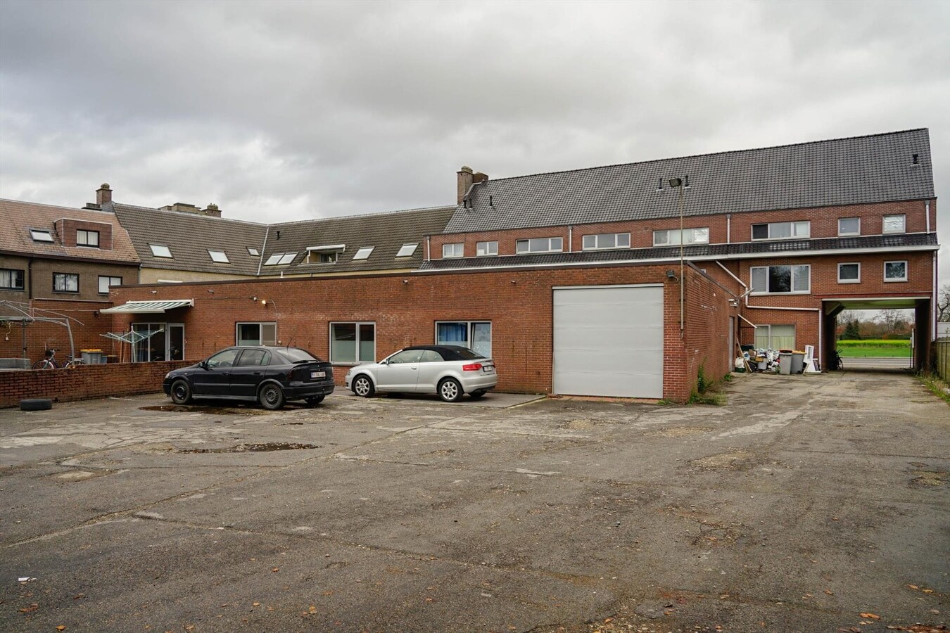 Handelsgelijkvloers met 2 winkels, kantoren, parking 