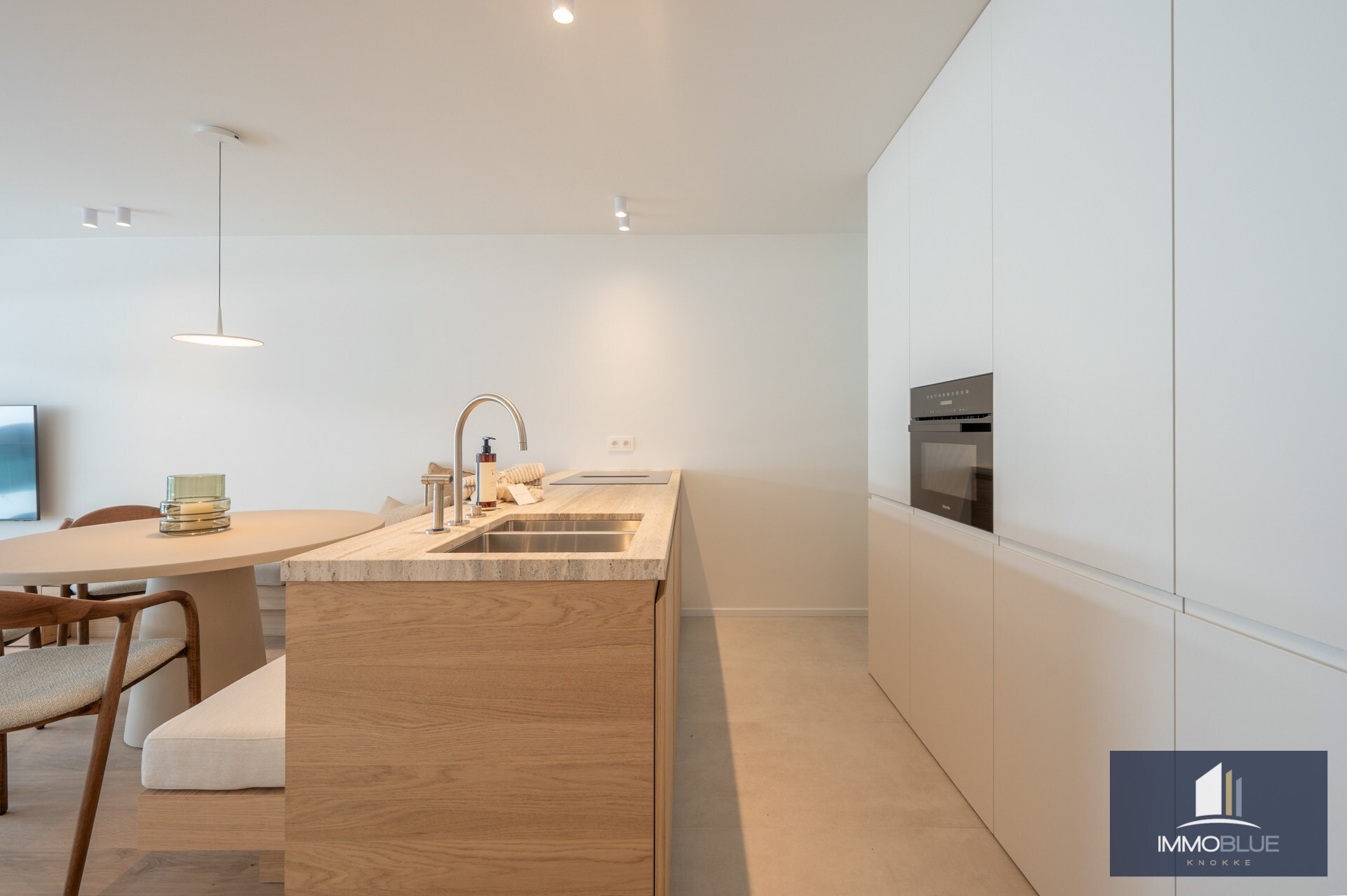 Stijlvol volledig gerenoveerd drie-slaapkamer appartement op toplocatie nabij het Lichttorenplein. 