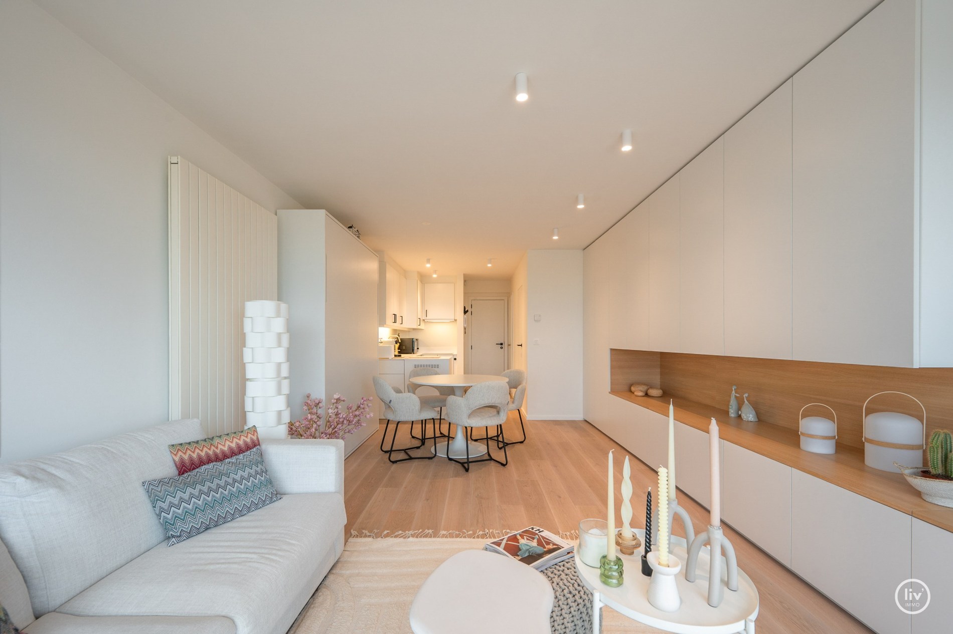 Vivez la sensation côtière ultime dans ce studio récemment rénové et prêt à emménager, idéalement situé sur la digue de Knokke. 