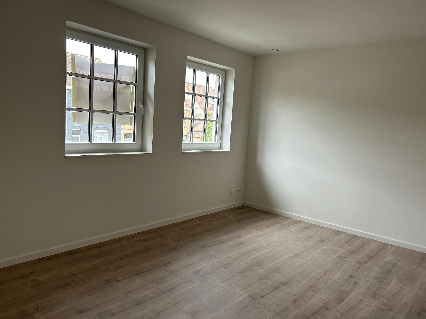 Stijlvolle en ruime nieuwbouwwoning met garage en tuin op 555 m² 