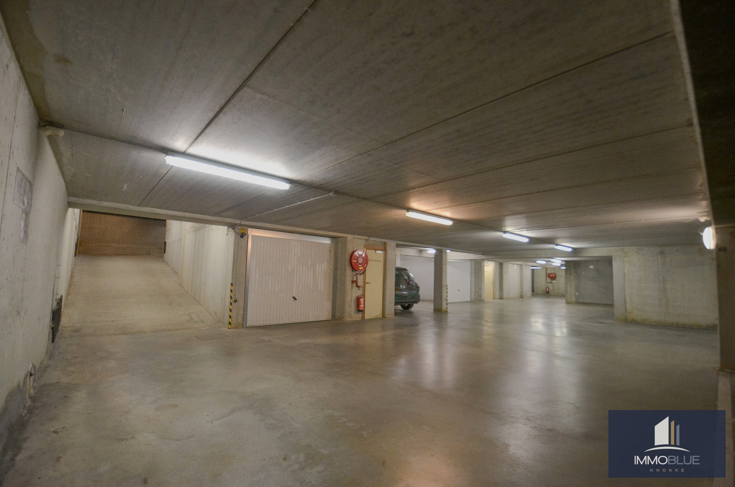 Open garage gelegen nabij de Dumortierlaan. 