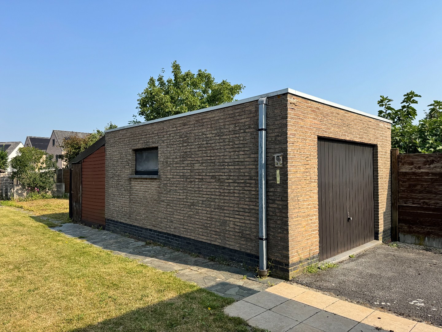 Woning op groot perceel met 3 slaapkamers en garage te Deinze 