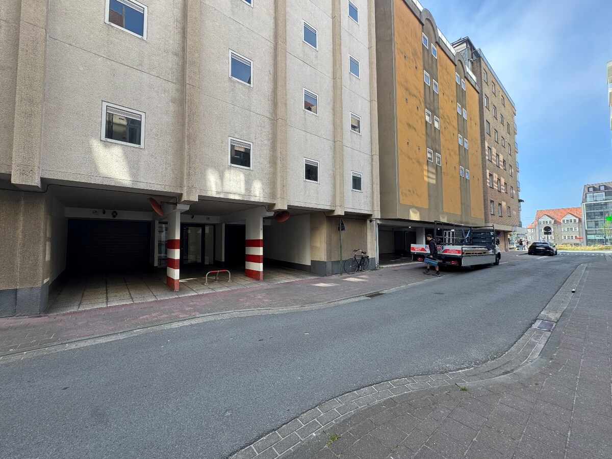 Garagebox te koop nabij de Zeedijk en het Heldenplein te Heist. 