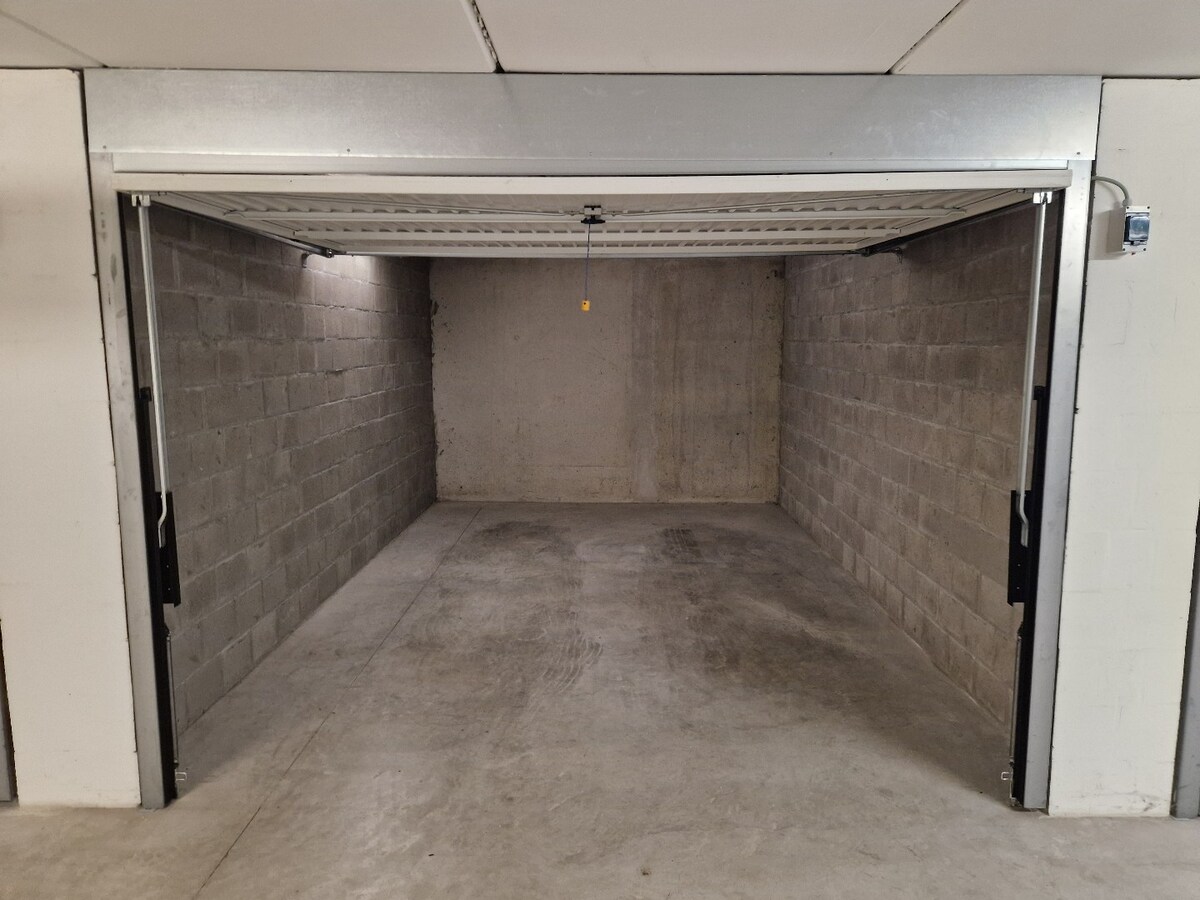 Espace de garage spacieux à louer à Nieuwpoort-bad. 