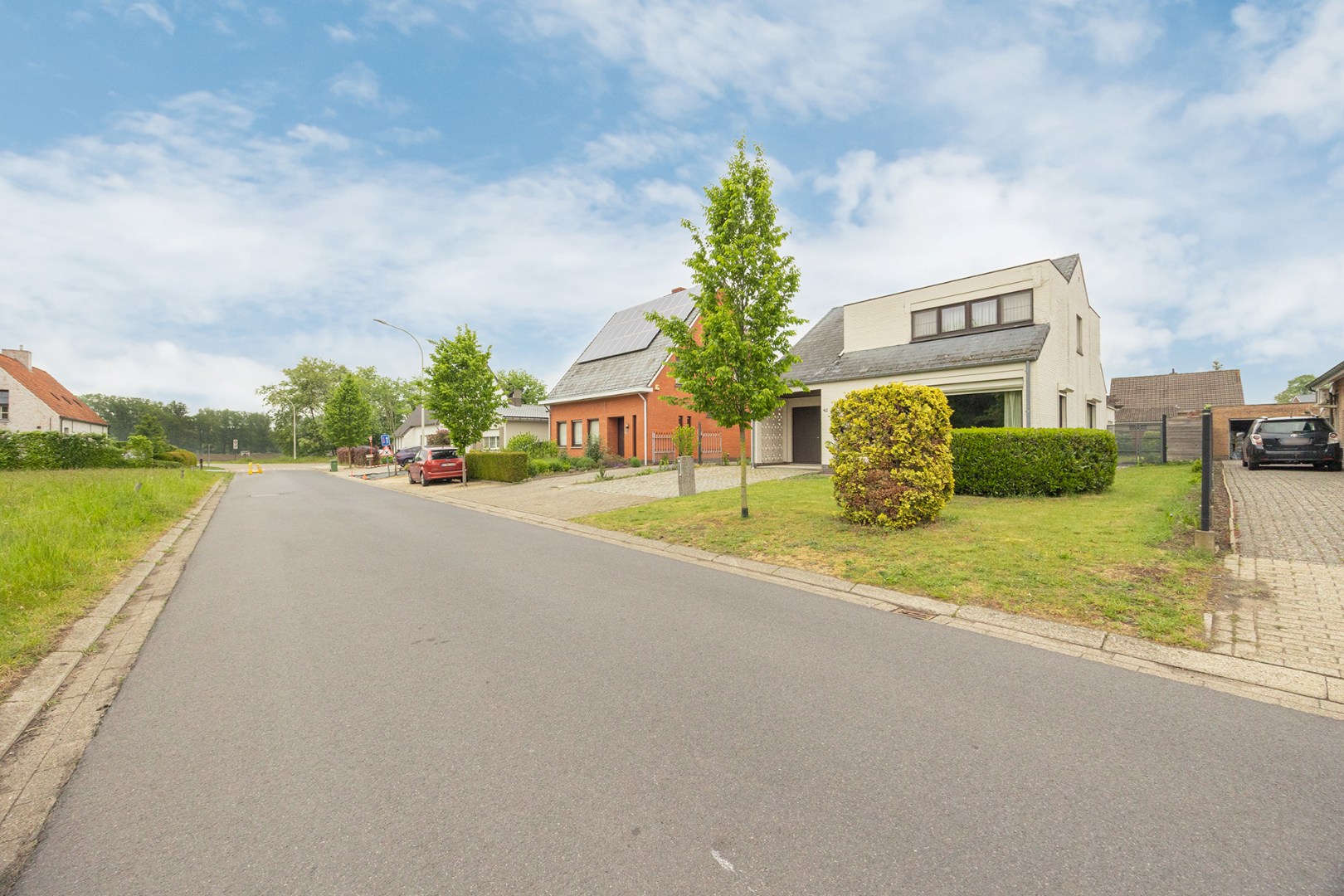 Open bebouwing met tuin en garage 