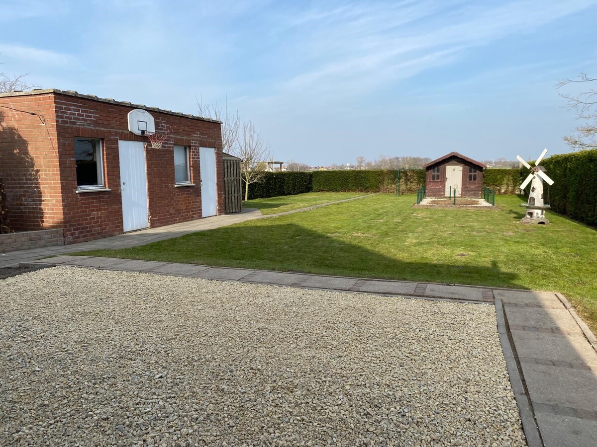 Rustig gelegen alleenstaande woning met 3 slaapkamers op 920 m² te Koekelare 