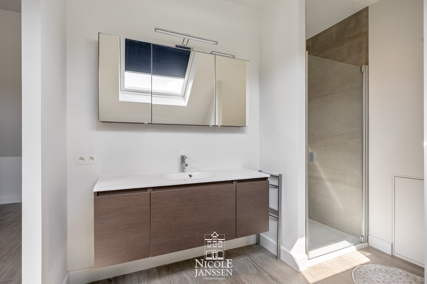 Tweede verdieping met badkamer