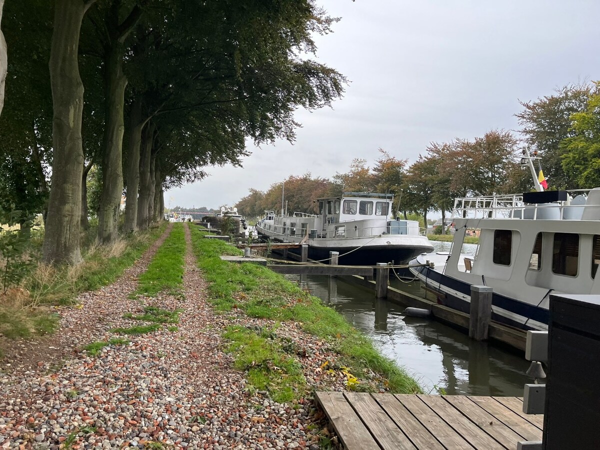 Wonen op het water – Woonboot op de Zuid-Willemsvaart 