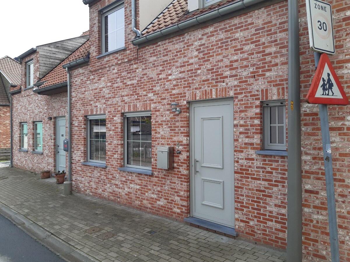 Degelijke, goed gelegen woning. 