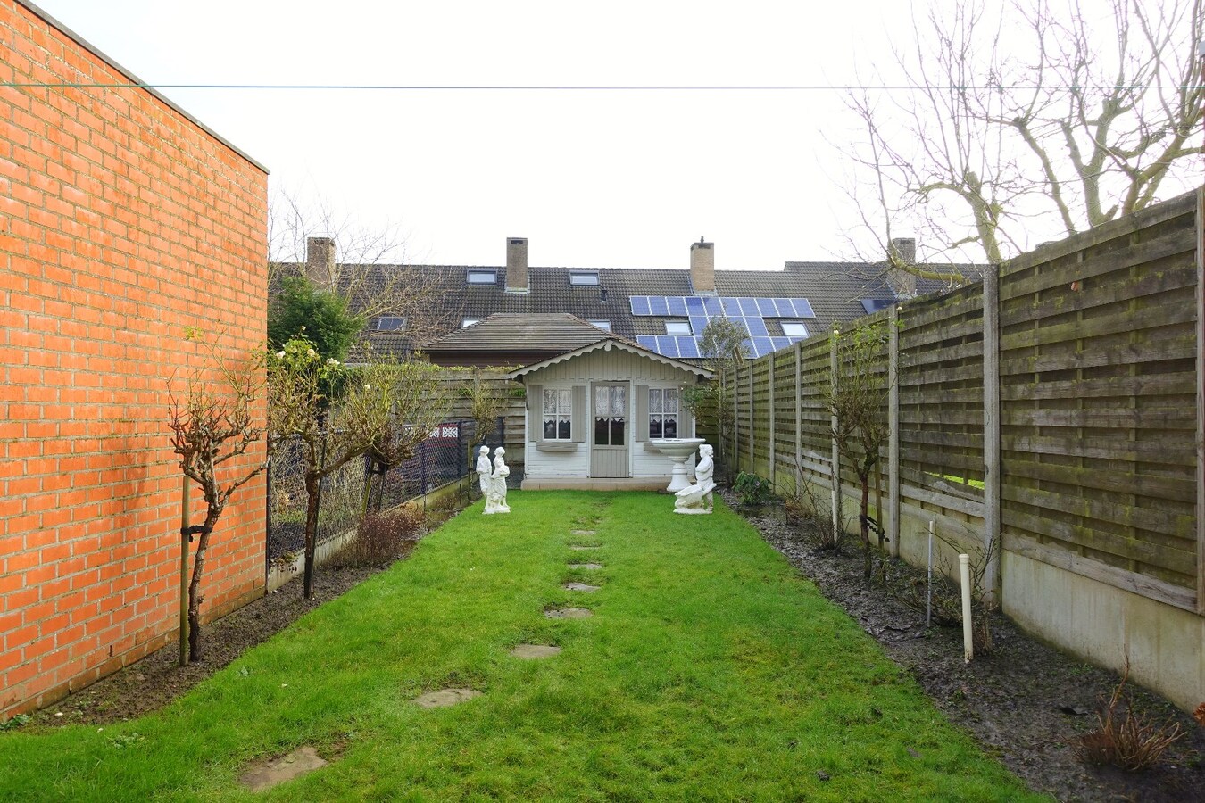 Rustig gelegen instapklare rijwoning met nabij gelegen garagebox 