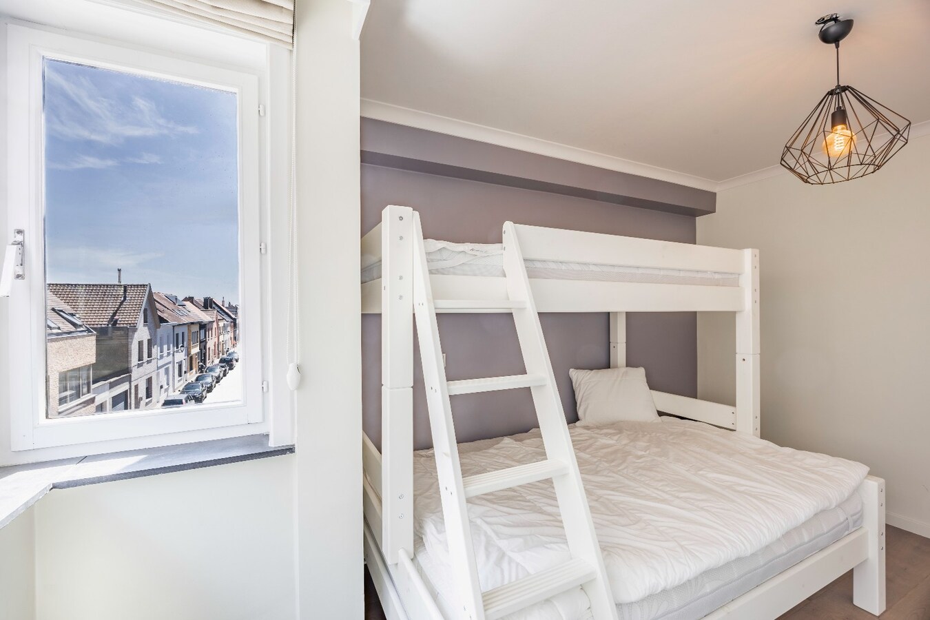 Instapklaar hoekappartement met 2 slaapkamers en open uitzicht nabij de zeedijk in Heist. 