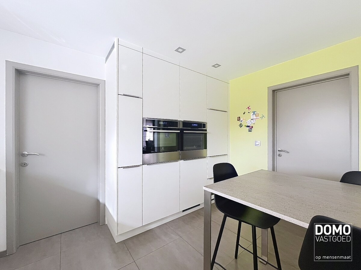 Ruime woning met 4 slaapkamers, groene tuin, terras en inpandige garage 