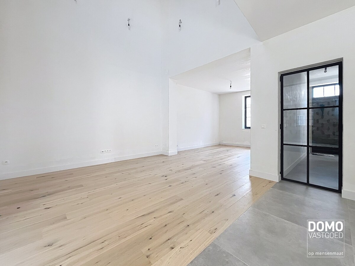 PRACHTIG GERENOVEERDE, LICHTRIJKE WONING MET 3 SLAAPKAMERS, 2 BADKAMERS, EEN ZONNIGE TUIN EN 2 PARKEERPLAATSEN TE GINGELOM (MIELEN-BOVEN-AALST) 