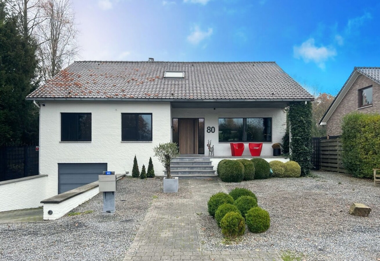 Gerenoveerde, instapklare woning op perceel van 1529m² midden in het groen 