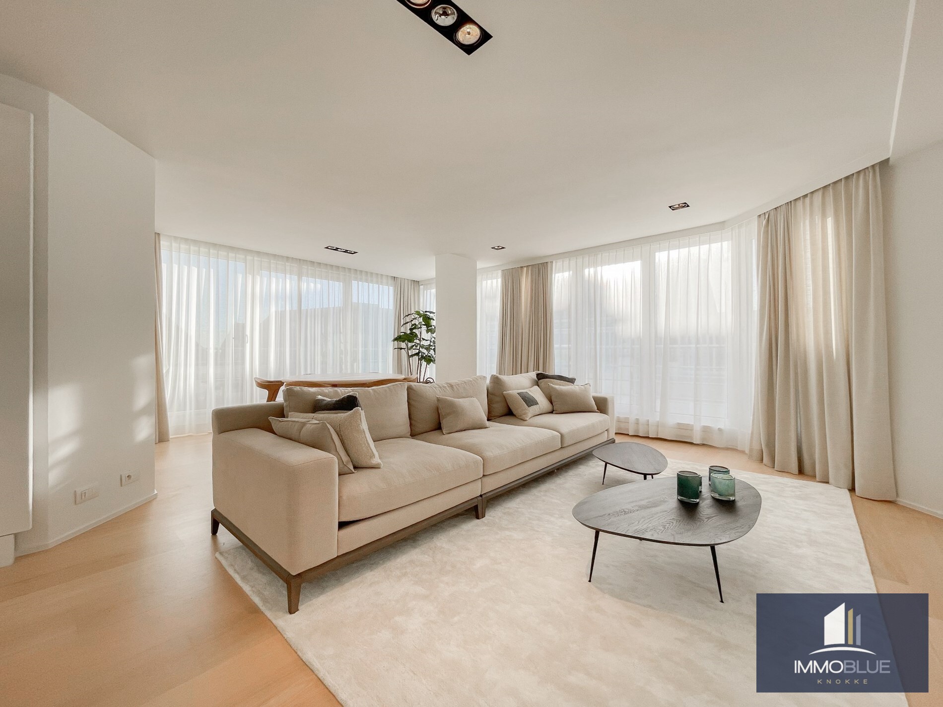 Appartement met zijdelings zeezicht en een ruim zuidwest gericht terras. 