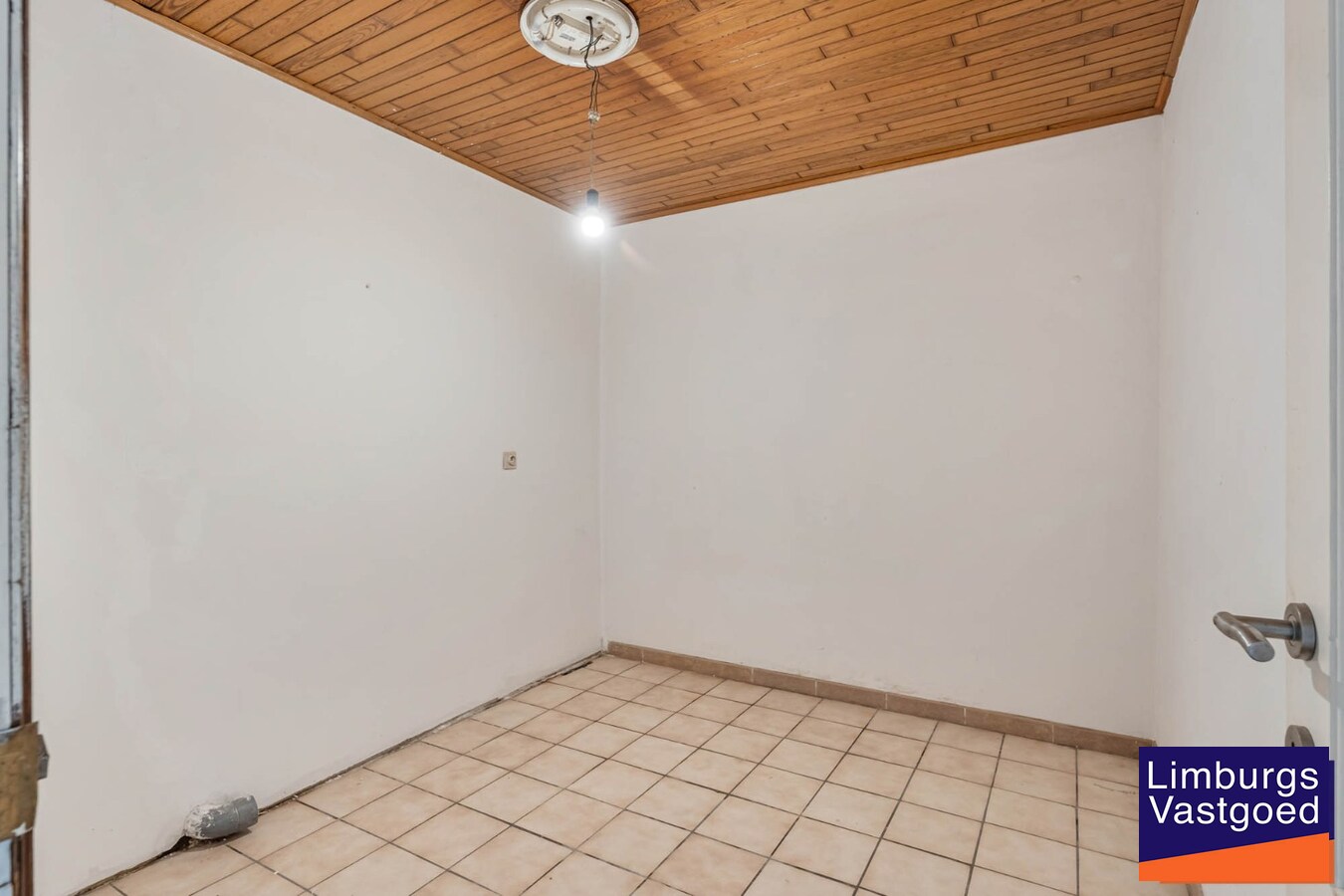 Instapklare woning met ruime loods/werkplaats, 11a 77ca 