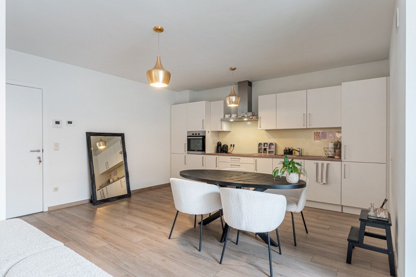 Recent, hoogwaardig afgewerkt gelijkvloers appartement, met terras en inpandige garage, in het centrum van Maaseik! 