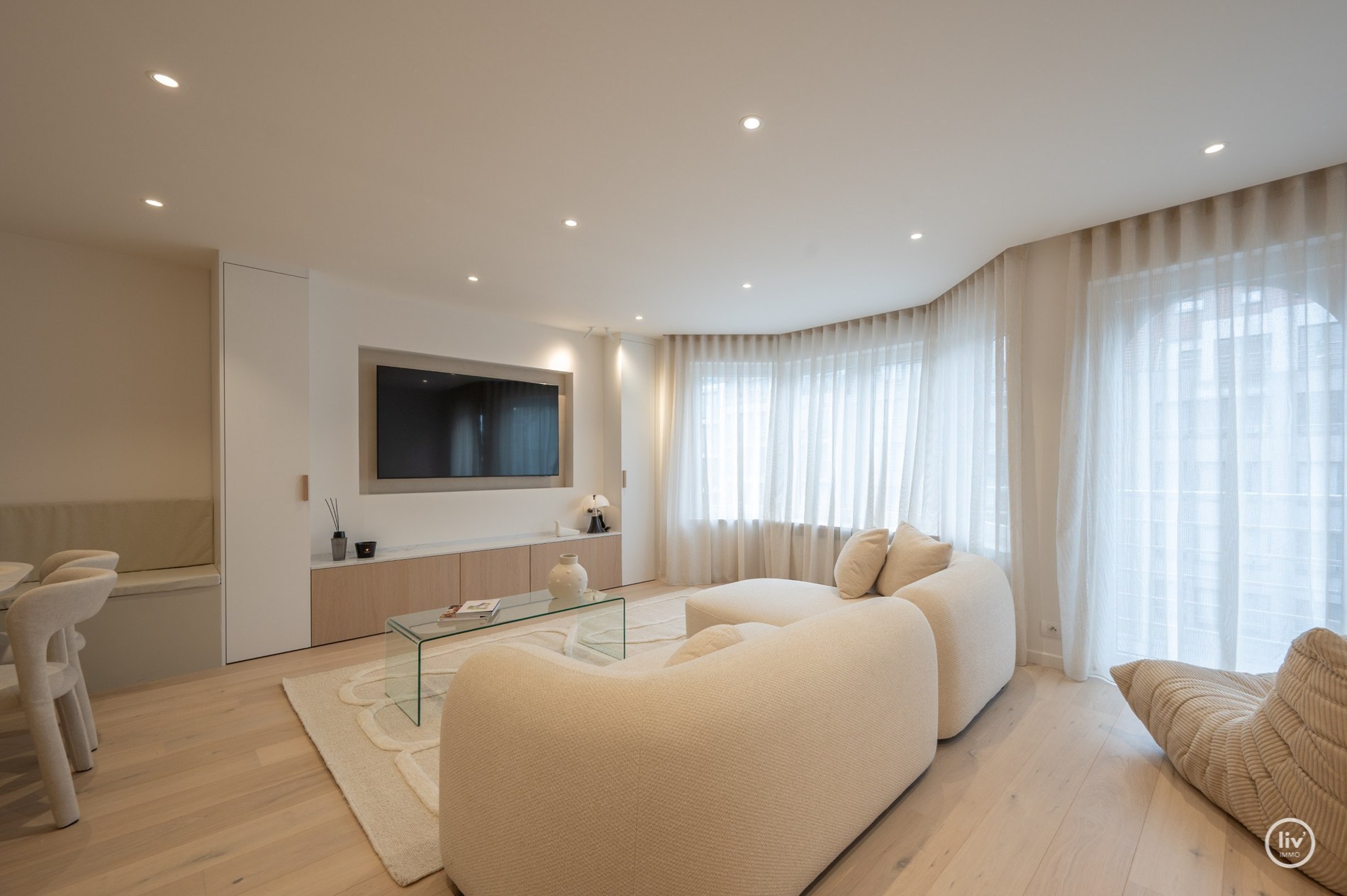 Opendeurdag Zaterdag 29/08 - 16u15 - 18u (Lippenslaan 198 ): Volledig gerenoveerd en stijlvol appartement in het hart van Knokke in de  Lippenslaan. 