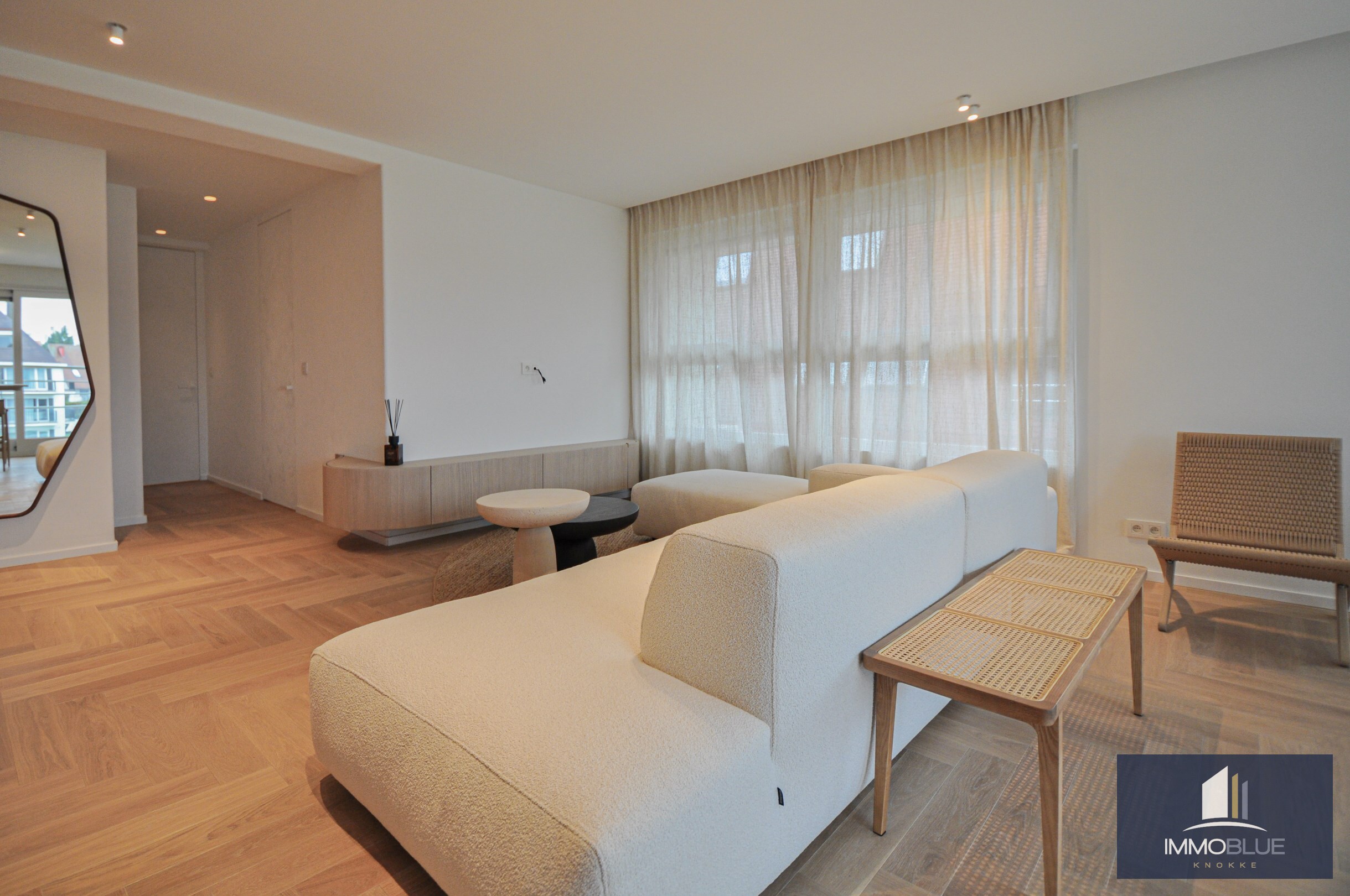 Appartement entièrement rénové et lumineux avec une vue dégagée magnifique, situé dans une résidence de standing. 