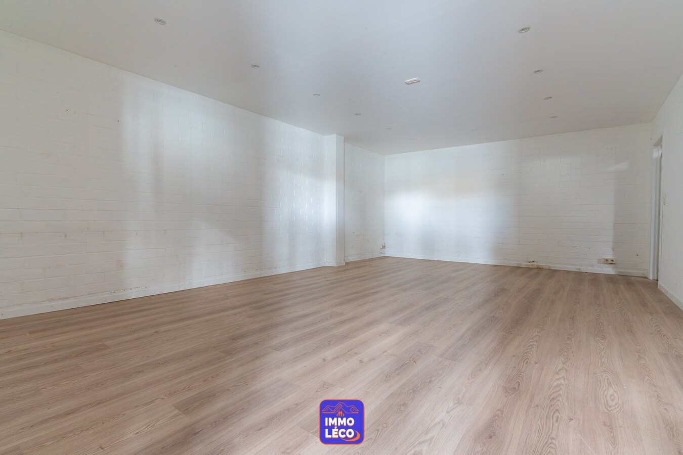 Surface commerciale de 450m2 avec habitation, facilités de parking, etc.. RARE à la location ! Situation exceptionnelle ! 