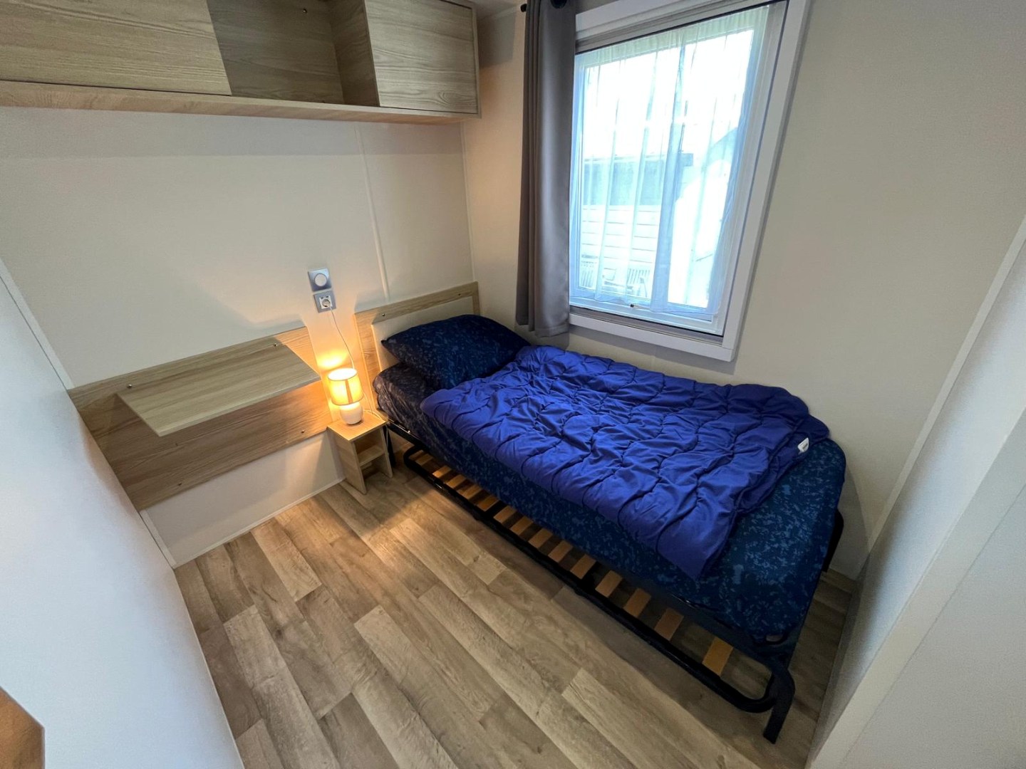 T.A. Makelaardij biedt aan – Chalet JD12-: Op een schitterende locatie in een goed verzorgd recreatiepark aan de kust van Walcheren bieden wij dit leuke chalet aan. 