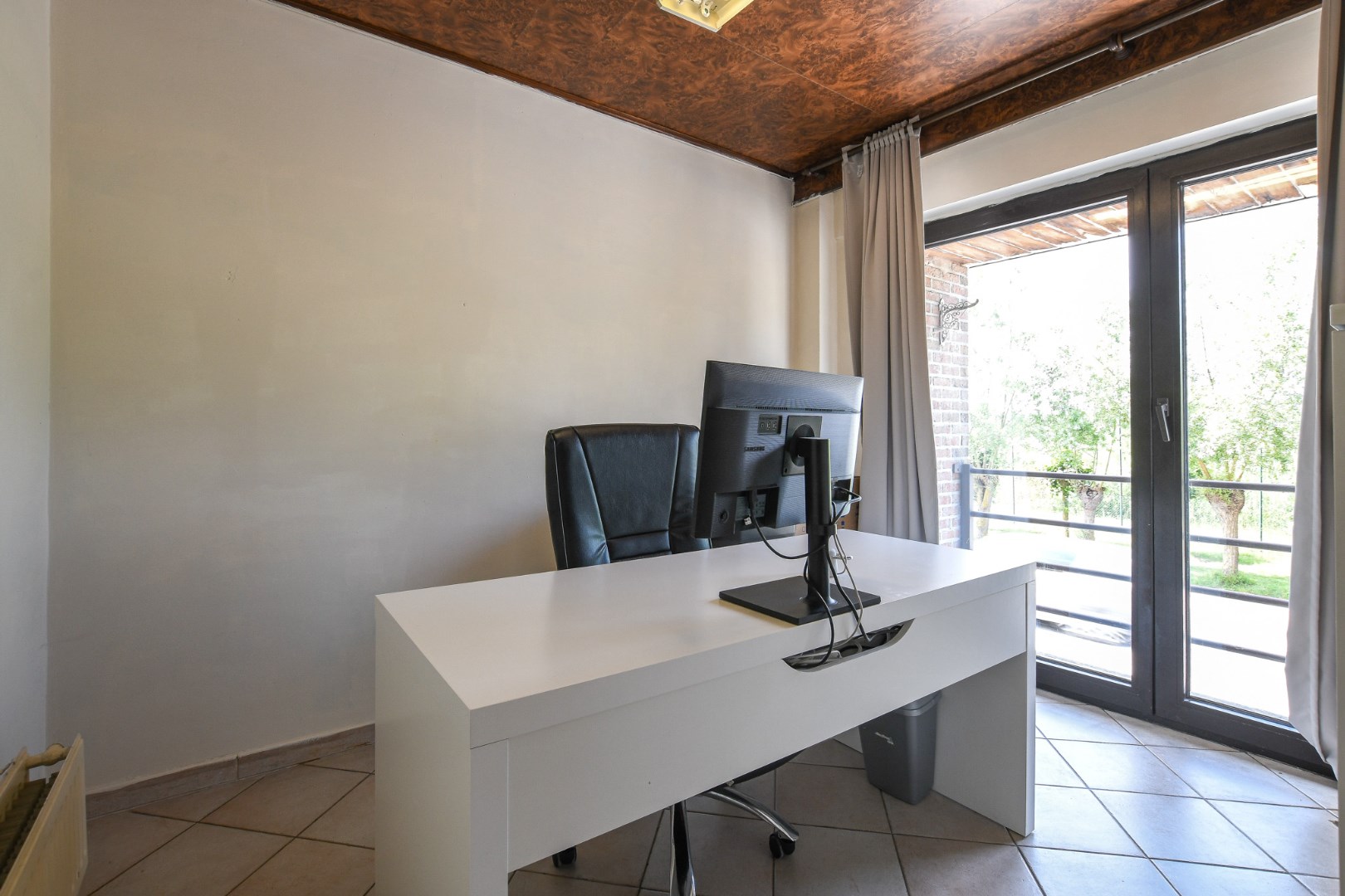 Ruime bel-etagewoning met tuin en bijgebouw, vlakbij centrum De Haan 