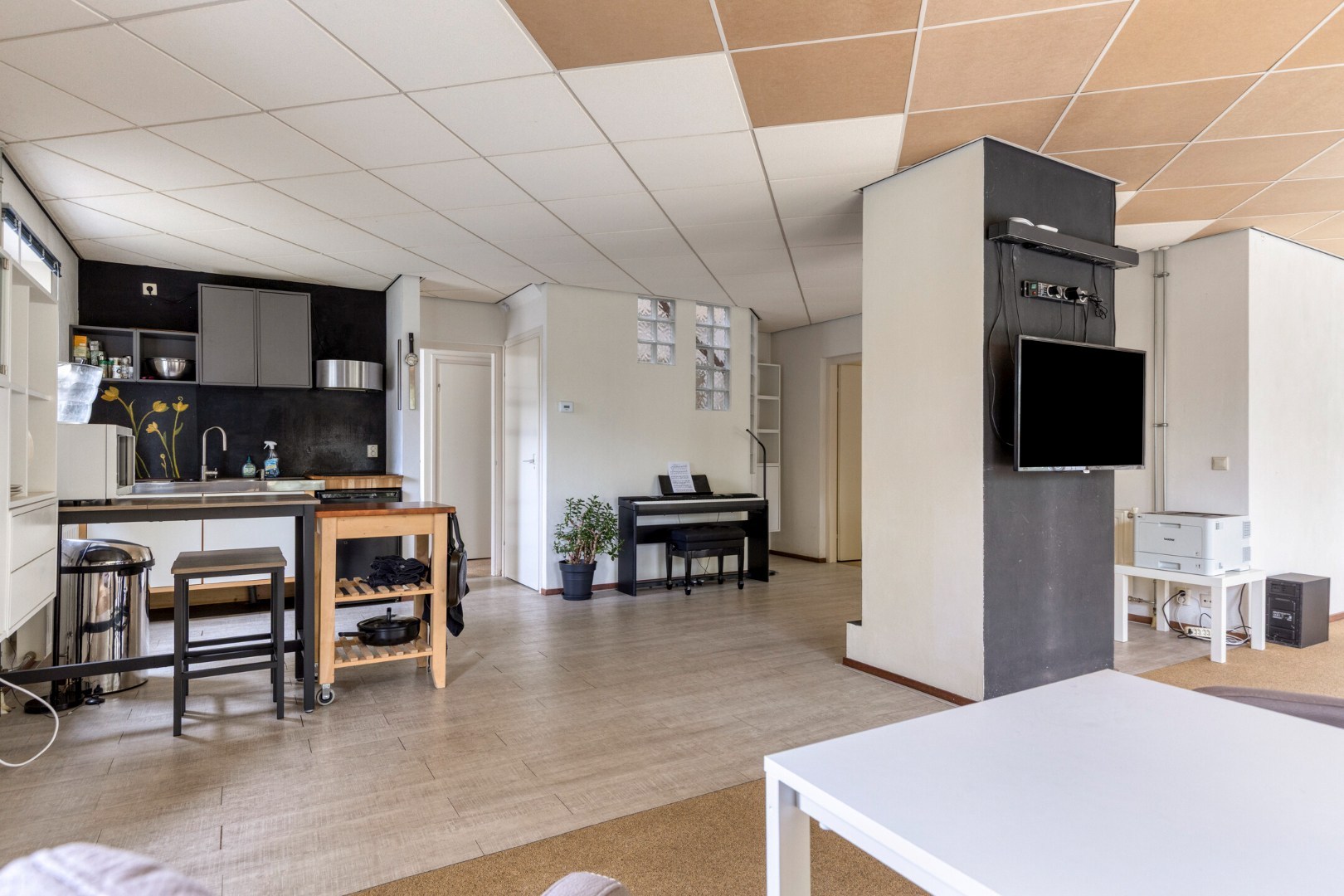 T.A. Makelaardij biedt aan: Populierenlaan 2 te Kamperland. Op loopafstand (ca. 200m.) van het Veerse Meer staat deze rustig gelegen vrijstaande woning op een royaal perceel (860m2) aan een doodlopend 