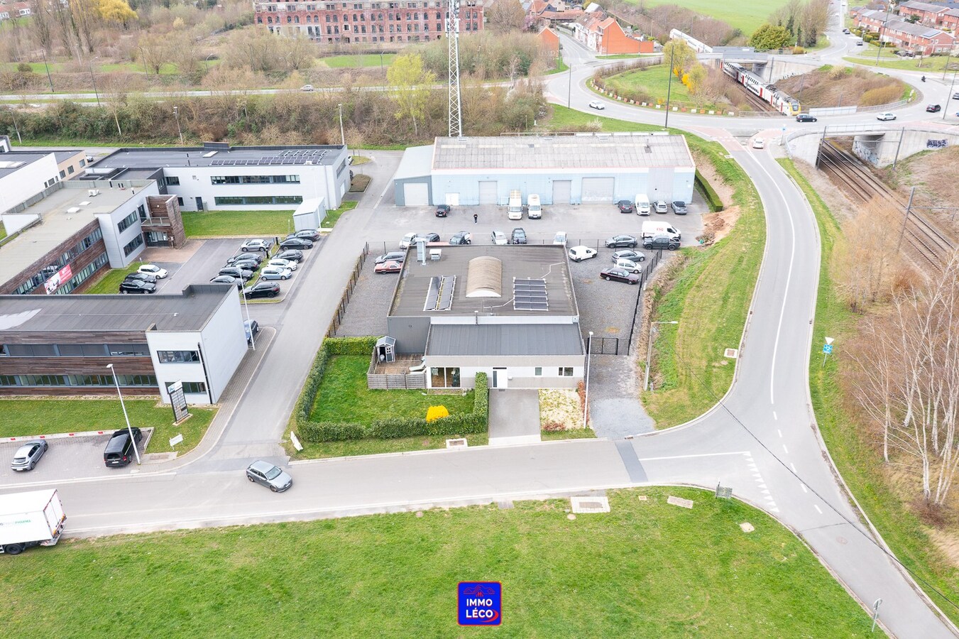 Entrepôt/Atelier de 400m², grand parking, logement indépendant, TOP SECTEUR ! 