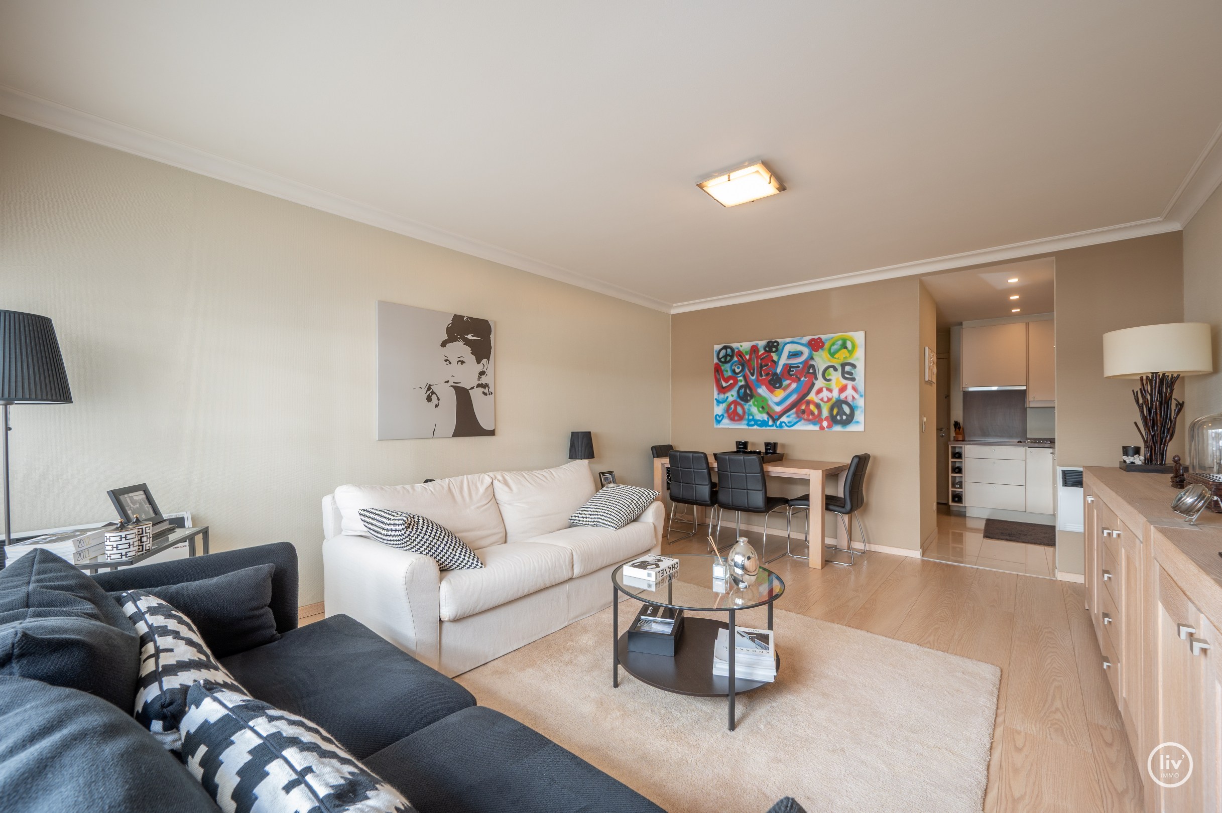 Smaakvol afgewerkt en tevens gemeubeld 1 slaapkamer appartement ideaal gelegen nabij Dumortierlaan. 