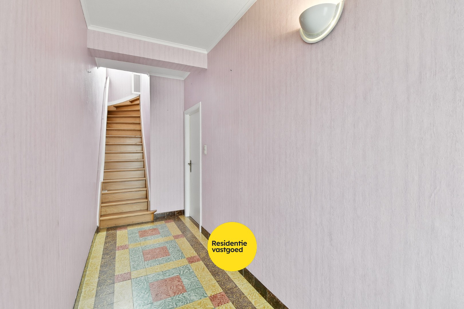 Te renoveren gezinswoning met drie slaapkamers en zongerichte tuin 