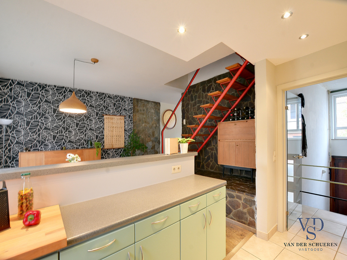 Ruime, degelijke bel-étage nabij Sint-Pieters-station. TOPPER !! 