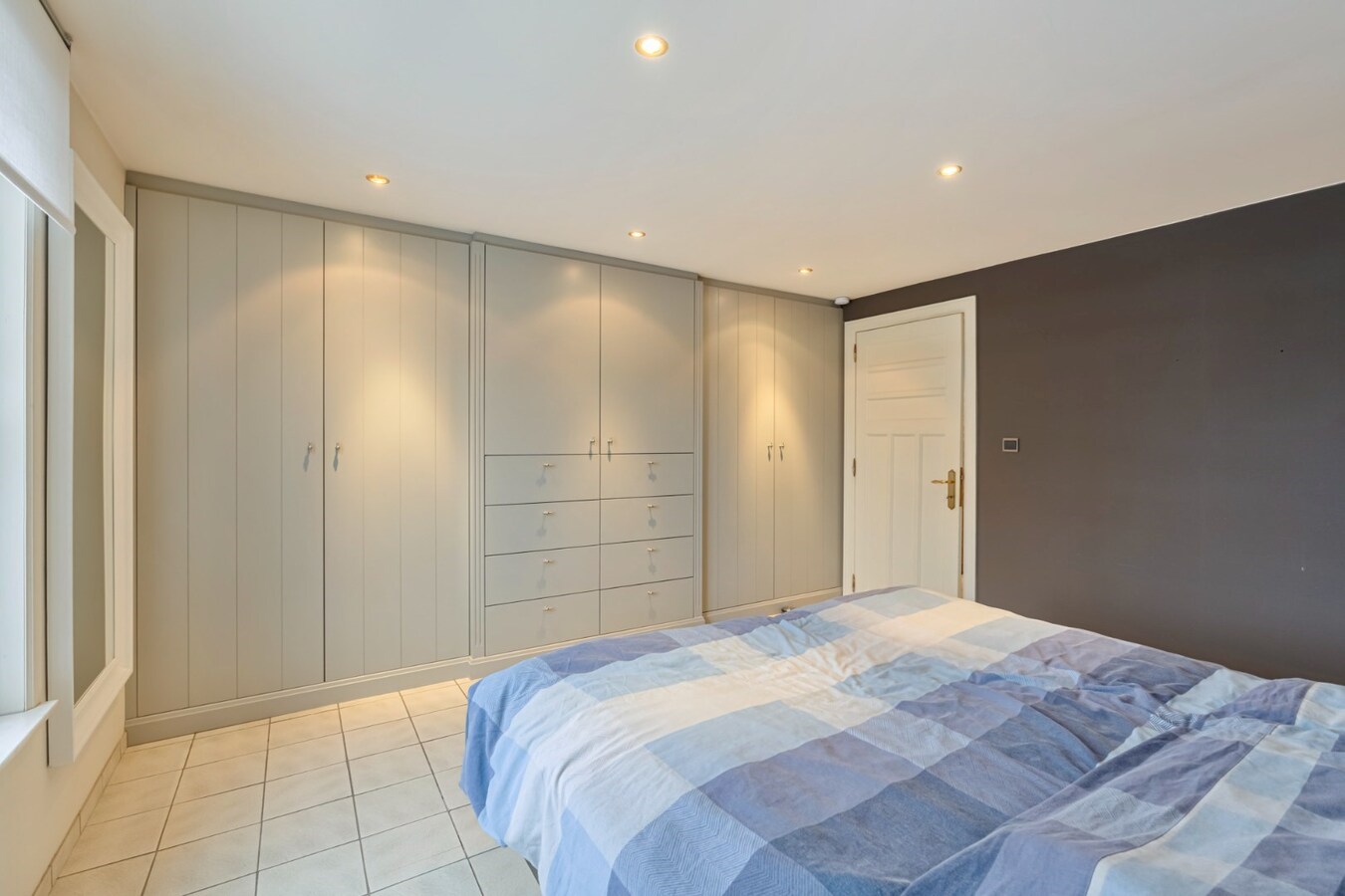 Ruime woning op een zeer rustige locatie met tuin, garage, carport en 3 slaapkamers in Opglabbeek. 