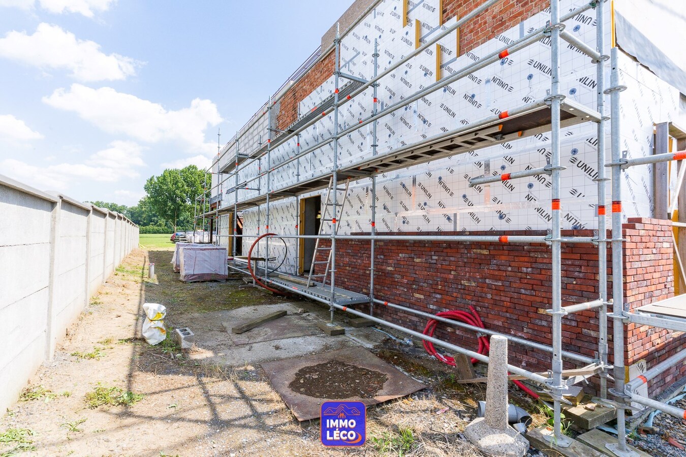 Nouvelle construction à parachever avec atelier, érigée sur 838m² ! SUPER POTENTIEL ! 