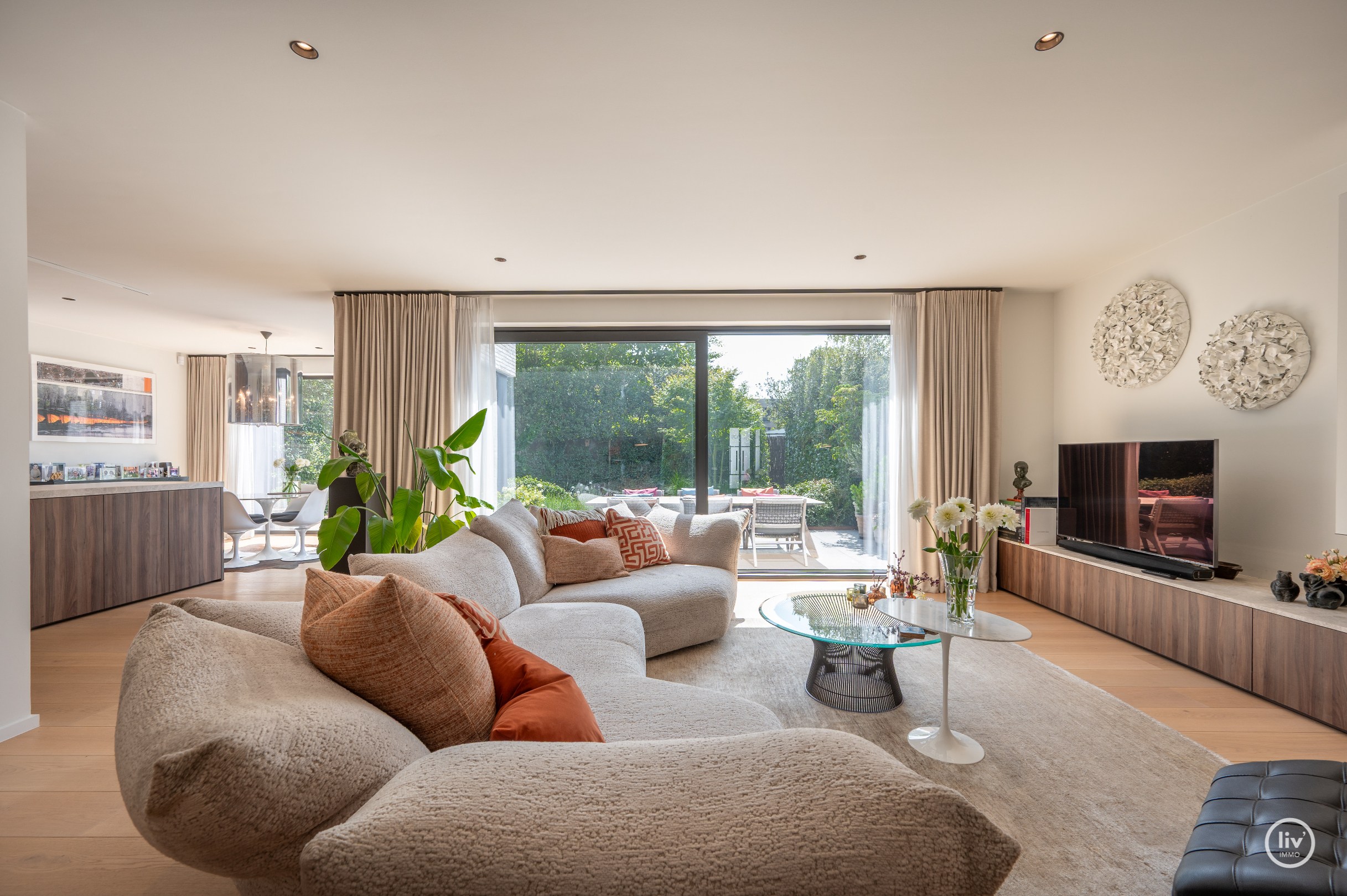 Magnifique villa jumelée très récente avec beaucoup de lumière, idéalement située en bordure du Zoute. 