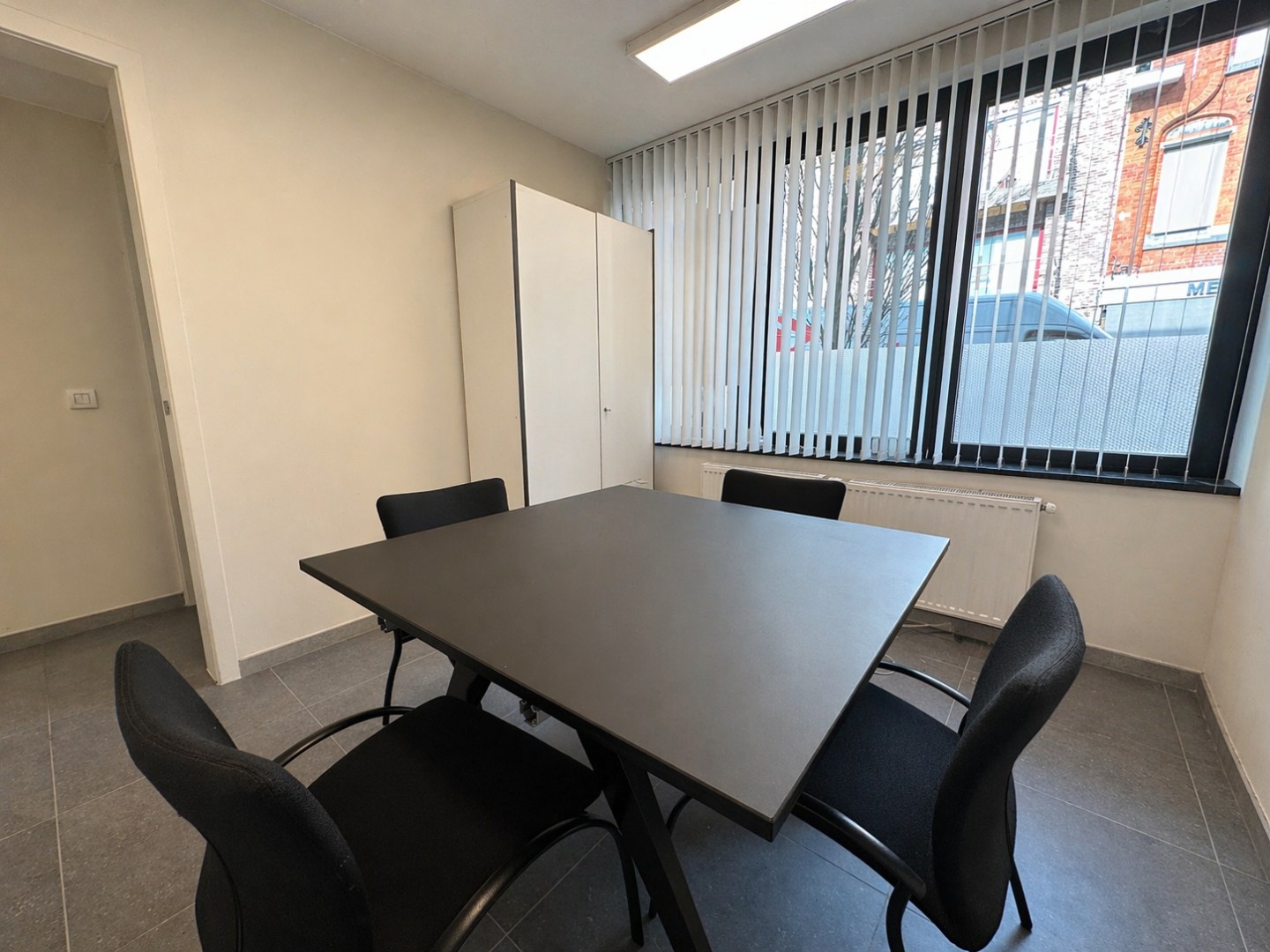 Instapklare kantoorruimte centrum Torhout, unieke kans! 