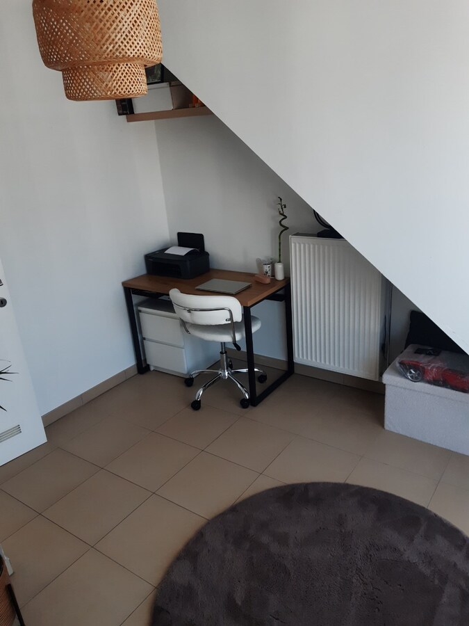 Lichtrijk dakappartement (geen vaste kosten). 