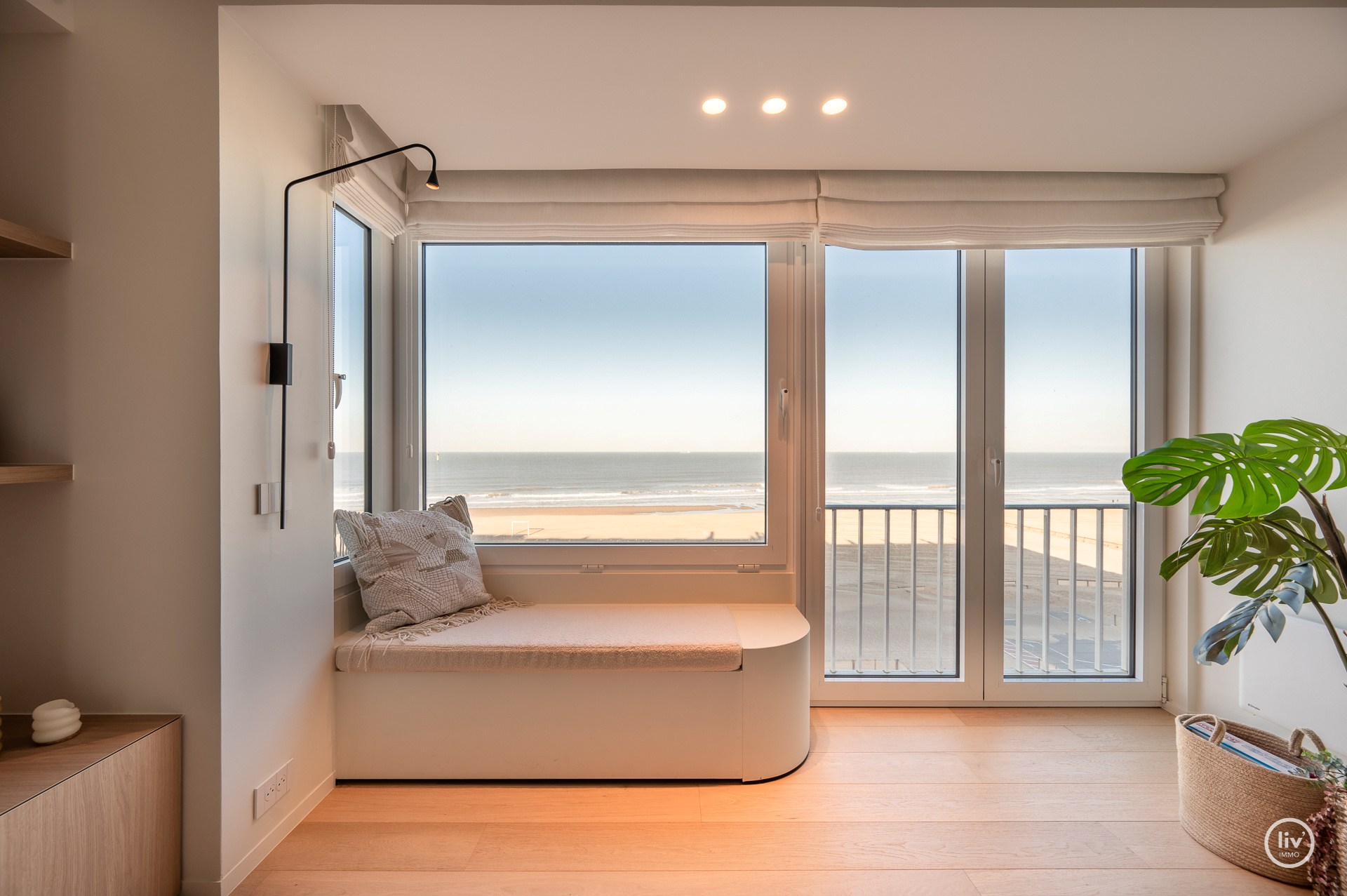 Magnifique appartement rénové avec une vue imprenable sur la mer, idéalement situé sur la digue du Zoute, à proximité de la place Albert. 