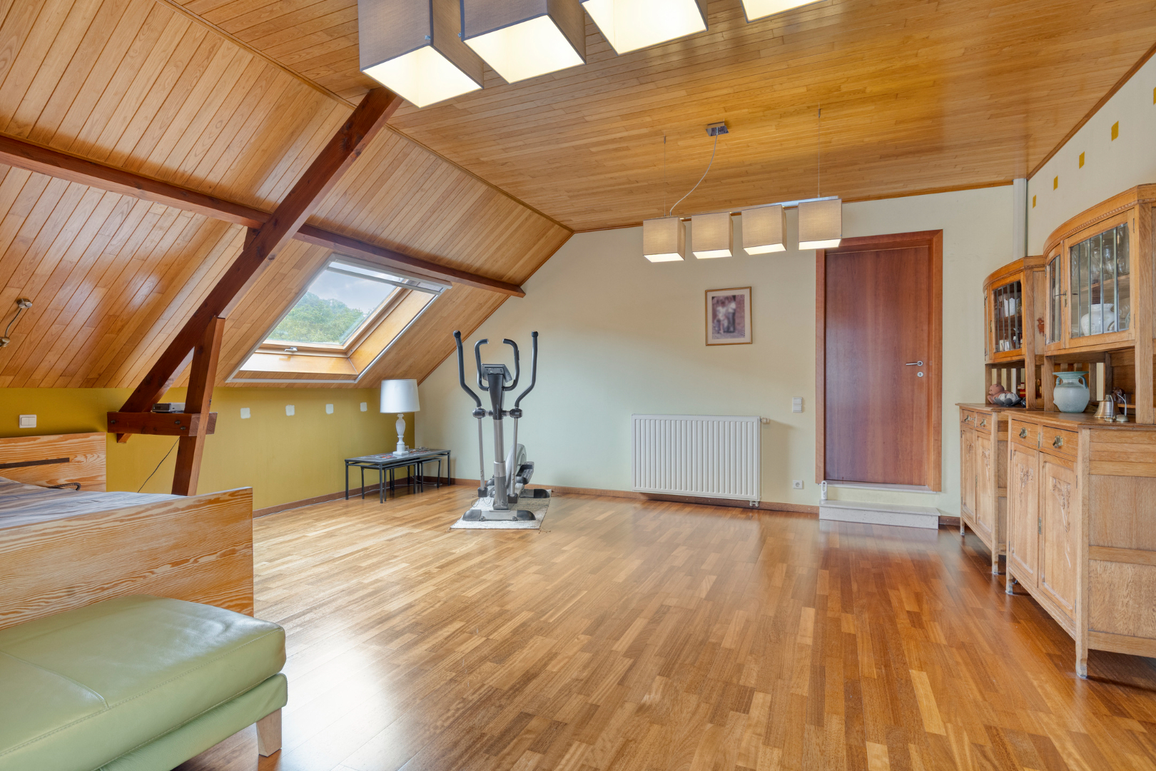 Halfopen bebouwing met 4 slaapkamers en bureau, ruime garage, kelder en zolder in Holsbeek! - EPC 161 kWh/m² - bewoonbare opp. 288 m² 