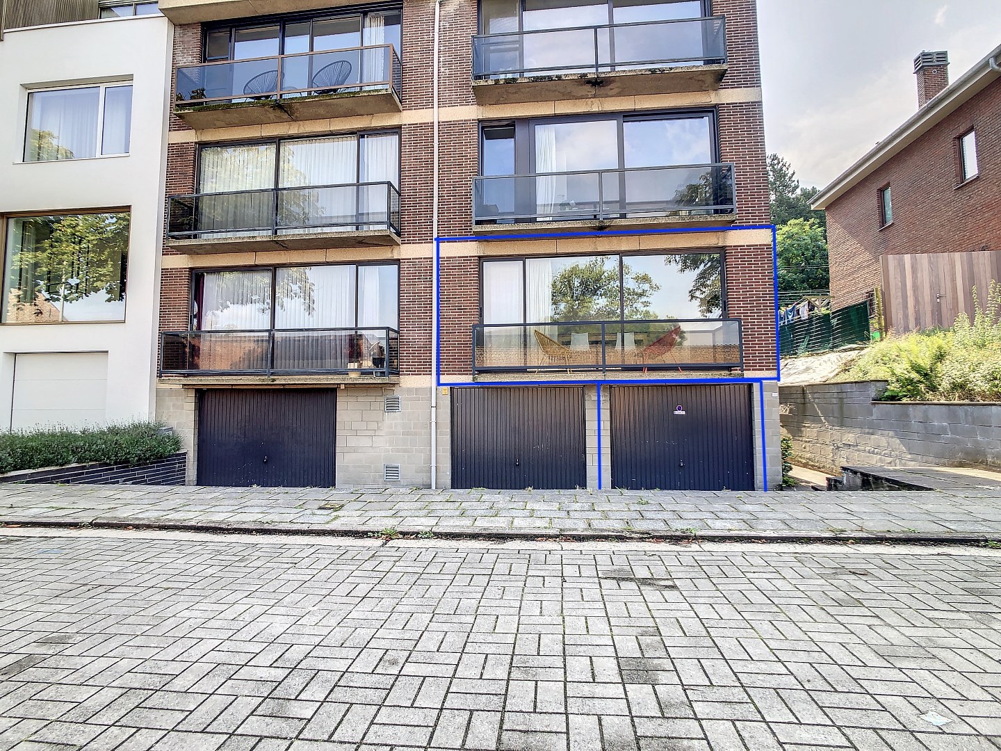 Goed gelegen gerenoveerd appartement met twee ruime slaapkamers, terras (25 m²) en garagebox - bewoonbare oppervlakte 73 m² 