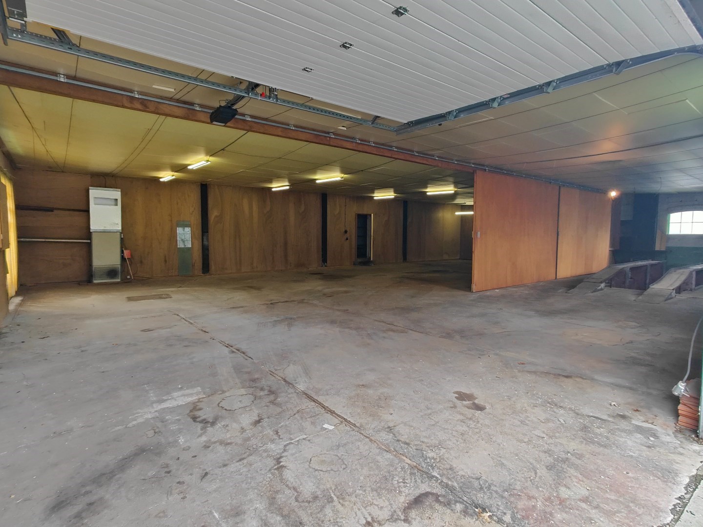 centraal gelegen loods van 284m² met automatische inrijpoort 