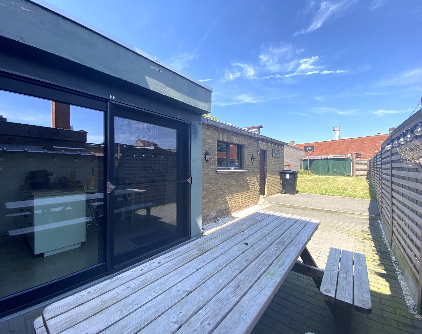 Rustig gelegen gezinswoning met tuin en garage uitweg achteraan! 