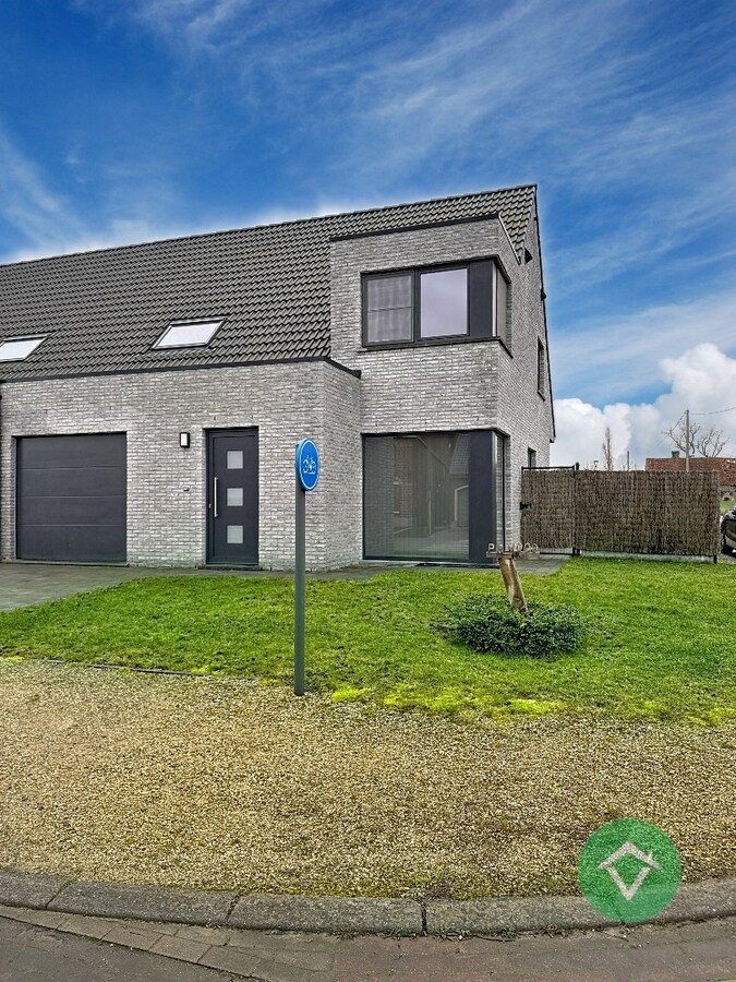 Recent halfopen nieuwbouwwoning te Koekelare. 